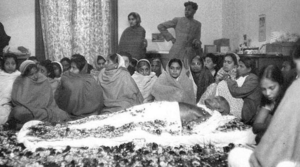 جثمان المهاتما غاندي سنة 1948.