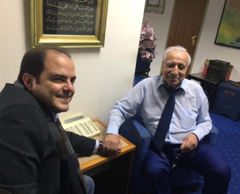 الدكتور عثمان العائدي في مكتبه بدمشق مع سامي مروان مبيّض سنة 2021.